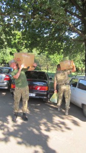 Бійці 5-ої роти з 95-ої бригади вантажать каву